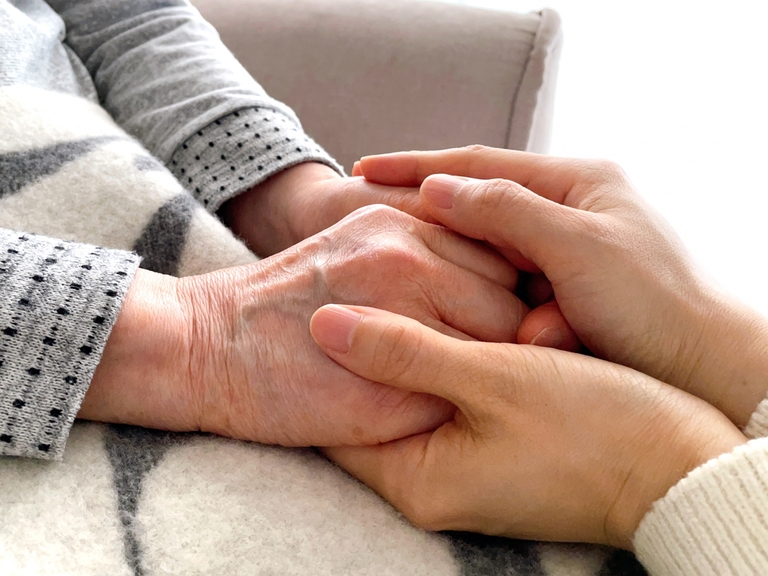 手を包み込む画像